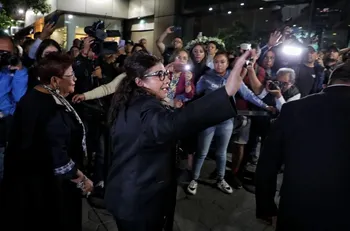 Acude Clara Brugada a funeral de sus colaboradores asesinados