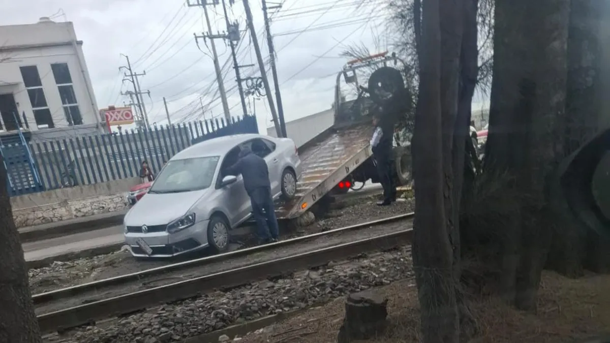 Auto cae a las vías del tren en Santa Ana Tlapaltitlán