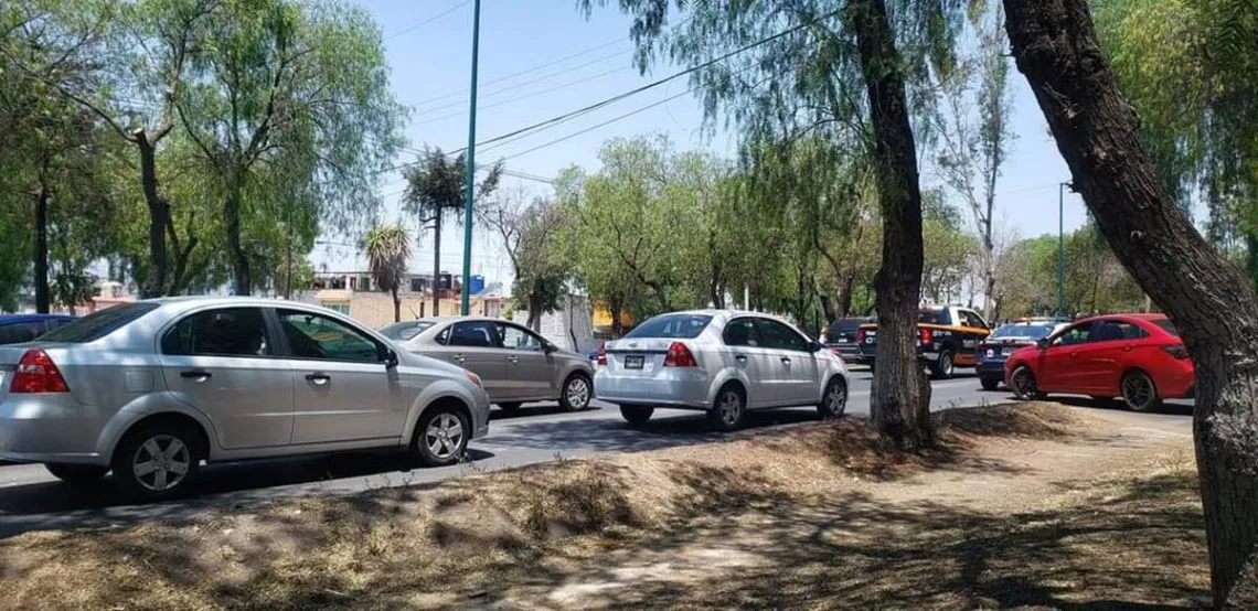 Estudiantes del Tecnológico de Cuautitlán Izcalli marchan sobre avenida Constitución