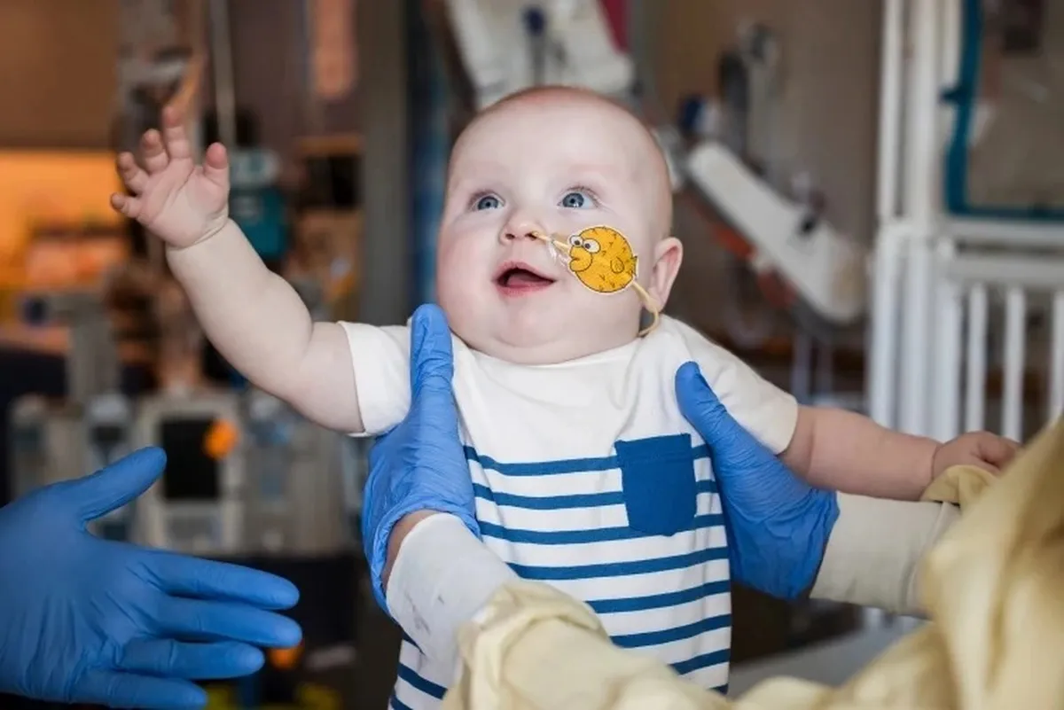 Un bebé recibe el primer tratamiento genético personalizado del mundo
