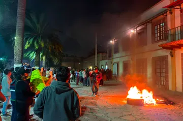 Escala conflicto en Tepetlaoxtoc: Queman llantas frente al palacio por escuela demolida