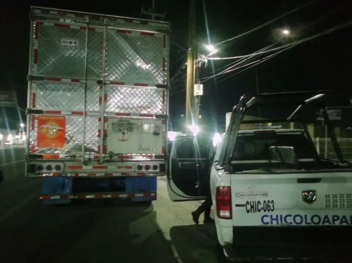 La madruga de hoy, elementos de la Secretaría de Seguridad del Estado de México y policías municipales de Los Reyes La Paz y Chicoloapan rescataron a indocumentados debido a que el transporte en el que iban circulaba a exceso de velocidad. Foto: La Jornada