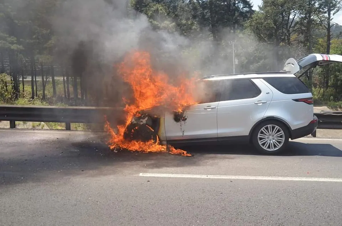 Camioneta se incendia en la carretera México- Toluca