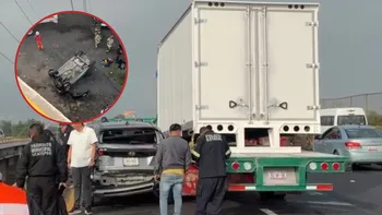 Conductor huye tras impactar cuatro vehículos en la Texcoco-Lechería.