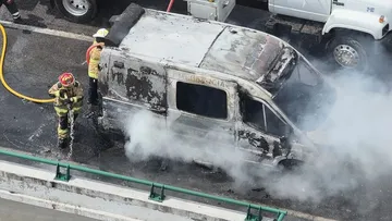 Ambulancia se incendia en San Mateo Atenco; bomberos atienden la emergencia