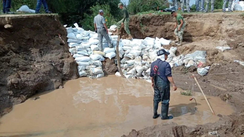 Autoridades refuerzan bordo y preparan desazolve en el río Papalotla tras desbordamiento