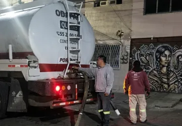 Vecinos de Neza pasan la madrugada esperando pipas de agua; amagan con bloquear Avenida Central