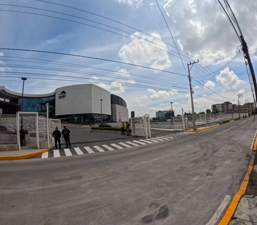Cumple Fernando Flores a metepequenses con renovada calle