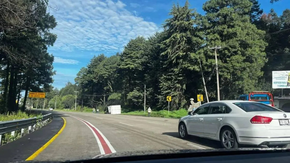 Carretera México-Toluca congestionada por volcadura de camión