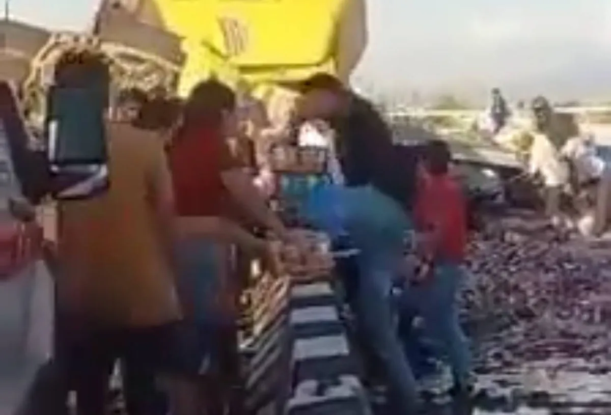 Ecatepec: Rapiñan cerveza de tráiler volcado
