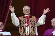 El recién elegido papa León XIV aparece en el balcón de la Basílica de San Pedro en el Vaticano.