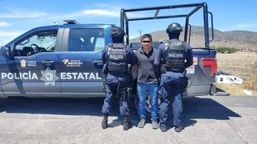 Detienen a hombre por falsear vehículo oficial del Edomex