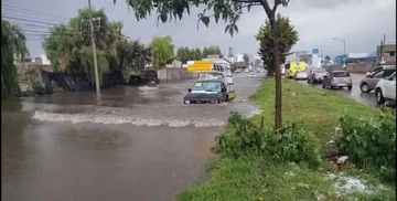 Vientos y lluvia intensa provocan anegaciones y daños menores en el Valle de Toluca