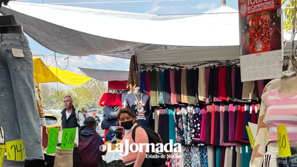Ambulantes invaden zona de la terminal de Toluca por ventas decembrinas