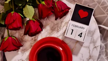 ¿Buscas florerías y desayunos más baratos para este 14 de febrero?