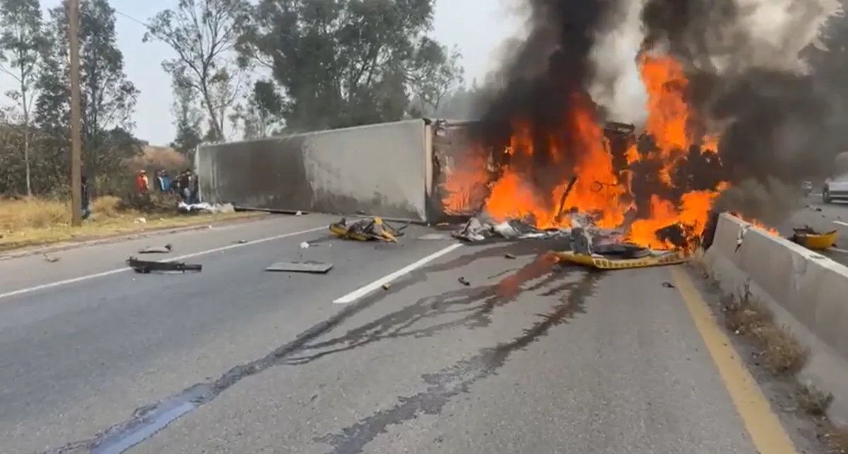 Acambay: Deja accidente en la Panamericana, un tráiler incendiado
