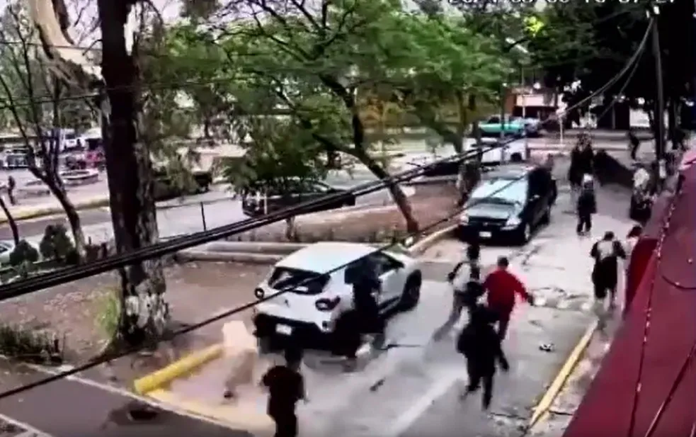 Video: Momento exacto cuando estudiante en el CCH Naucalpan es golpeado