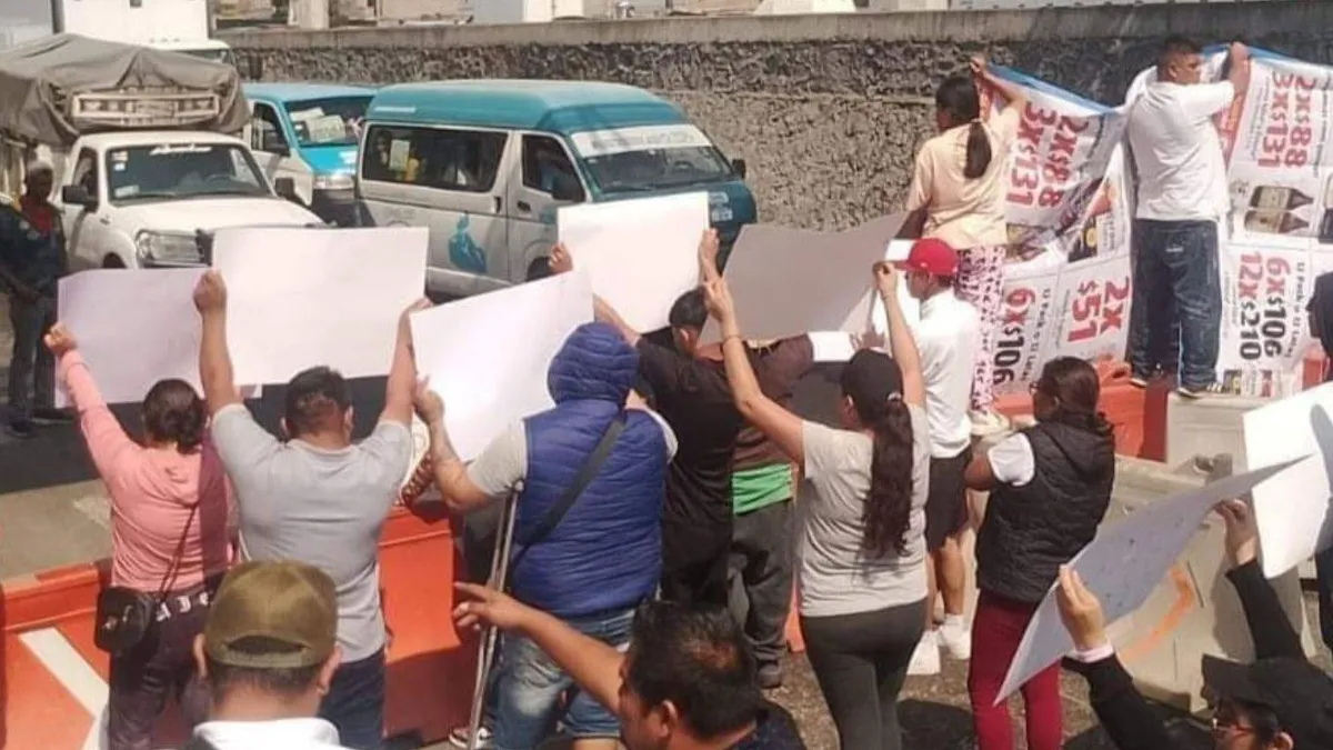 Choferes realizan bloqueo en la autopista México-Puebla