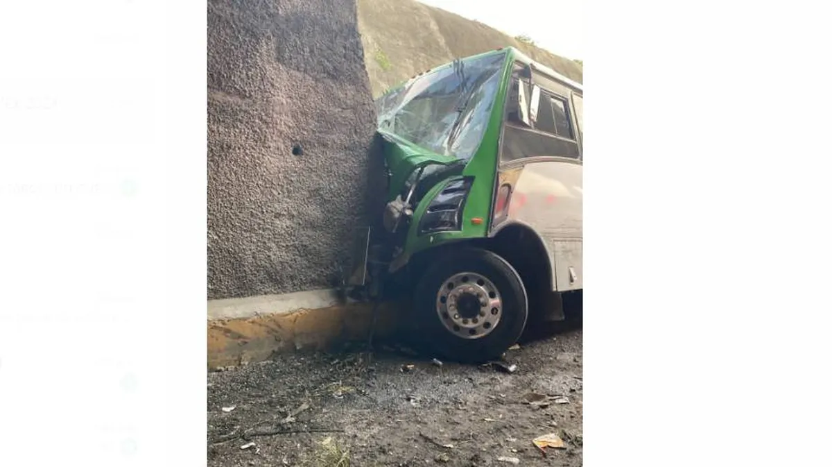 Choca un autobús de pasajeros en la México Querétaro