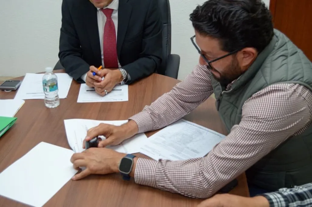Firman convenio para fortalecer infraestructura vial en Almoloya de Juárez
