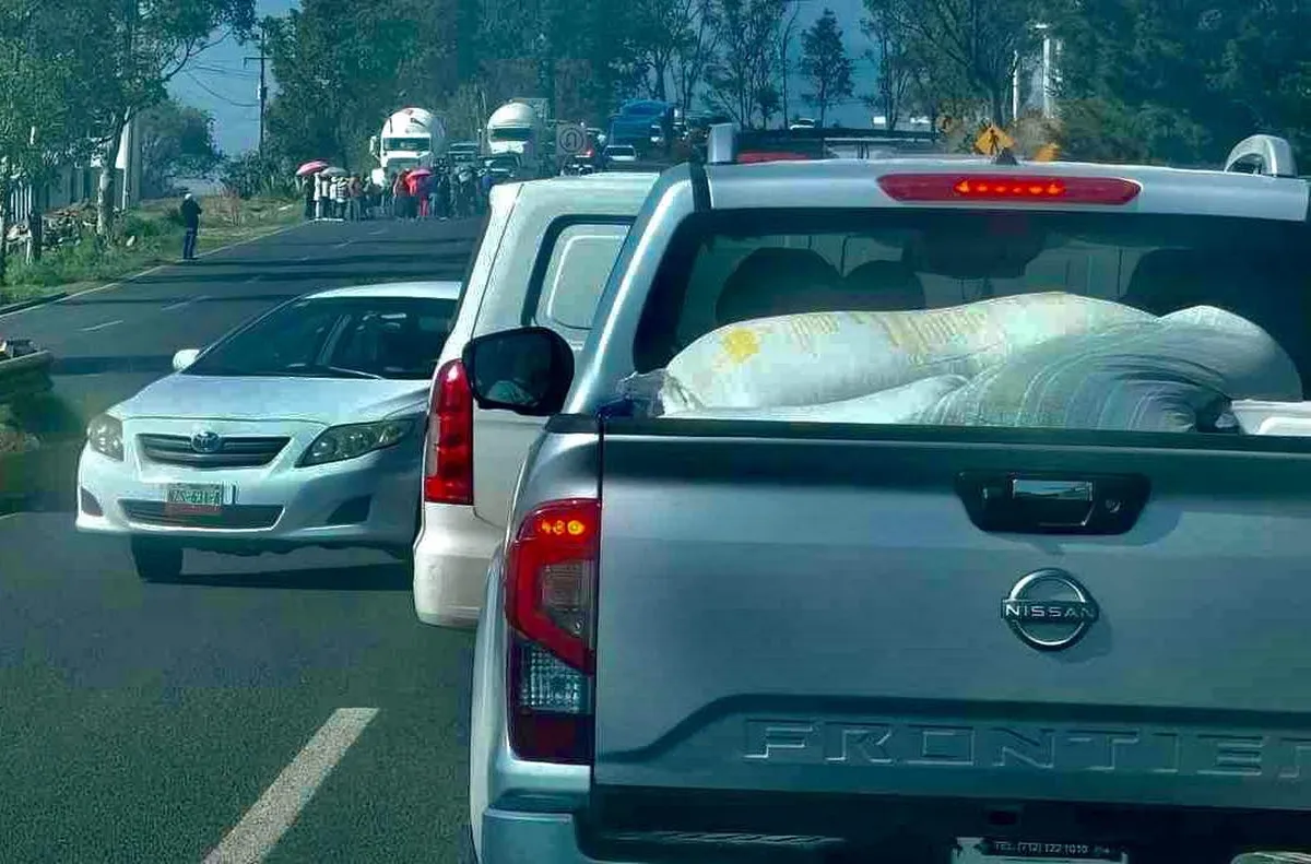 Bloquean carretera Atlacomulco–San Felipe del Progreso en ambos sentidos