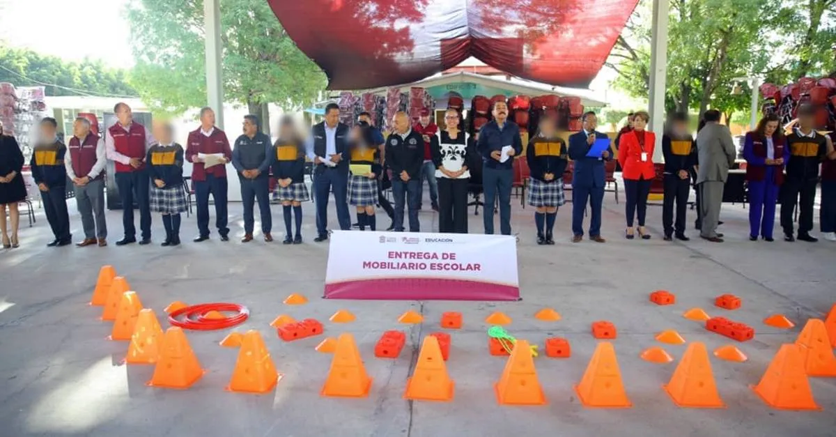 Ecatepec: Azucena Cisneros realiza entrega de mobiliario e infraestructura educativa