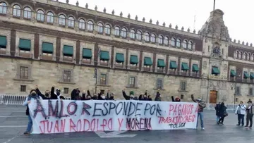 Trabajadores de Toluca se manifiestan en Palacio Nacional para exigir su pago