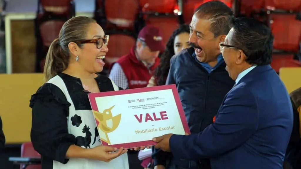 Ecatepec: Azucena Cisneros realiza entrega de mobiliario e infraestructura educativa