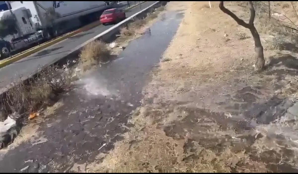 Fuga de agua sin atención por parte de las autoridades de Teoloyucan