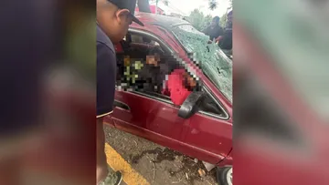Auto choca contra árbol en Naucalpan; reportan tres lesionados graves