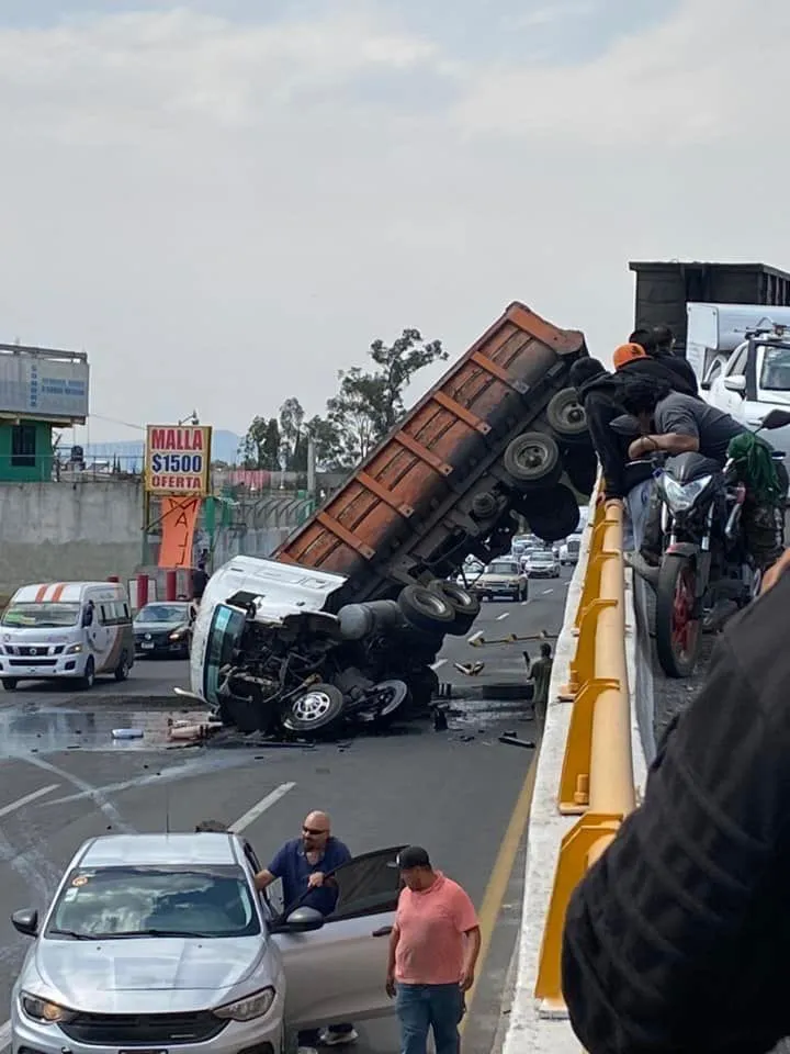 Góndola queda volando tras caída de tráiler en Texcoco
