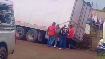 Tráiler de La Arrolladora Banda El Limón se hunde en socavón en Teoloyucan