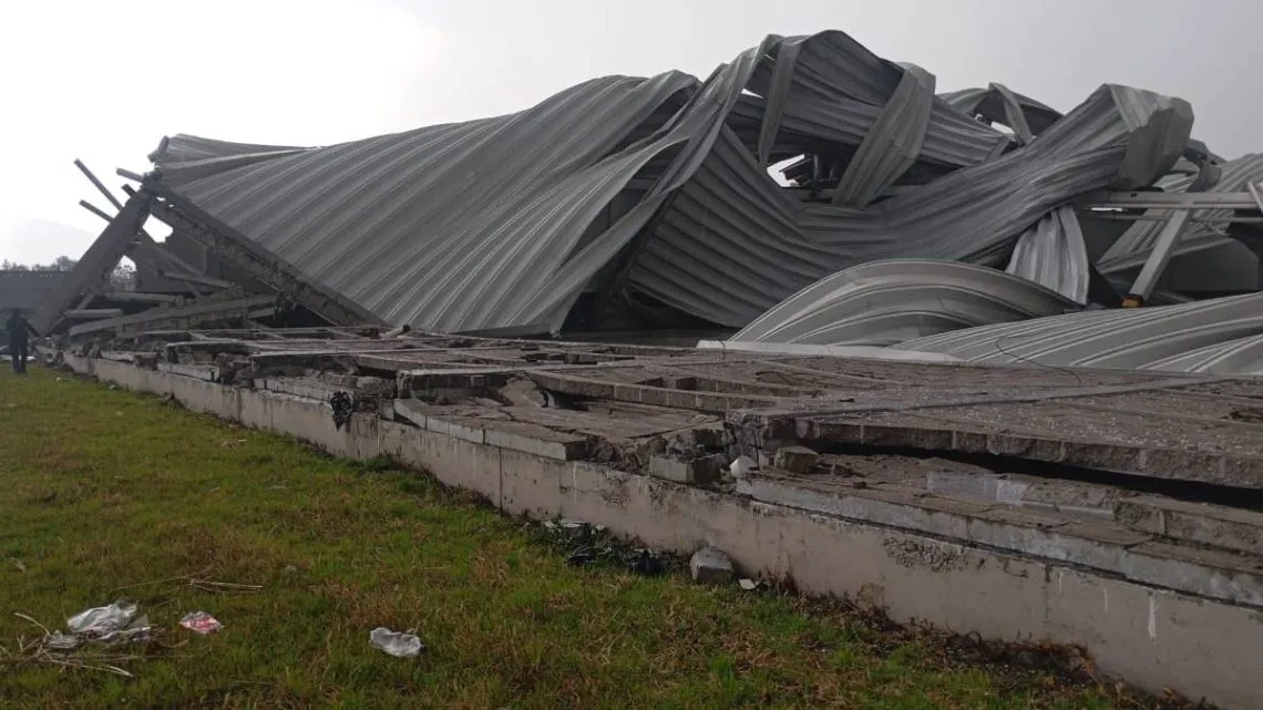 Toluca: Tornado deja dos muertos y daño a árboles, bardas y techumbres en zona norte