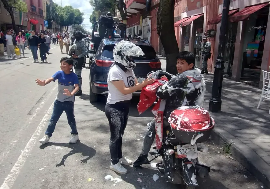 Prohibición de venta de espuma es ignorada en Toluca