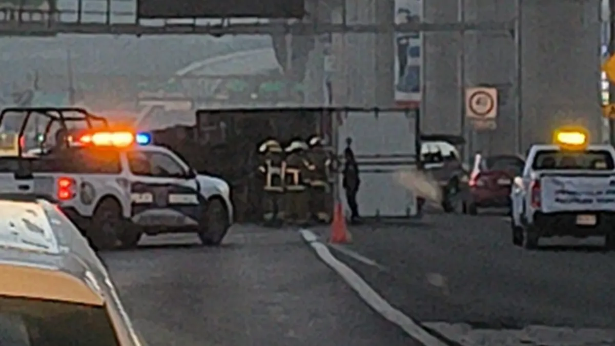 Vuelca camión en la México–Toluca y provoca caos vial rumbo a CDMX.