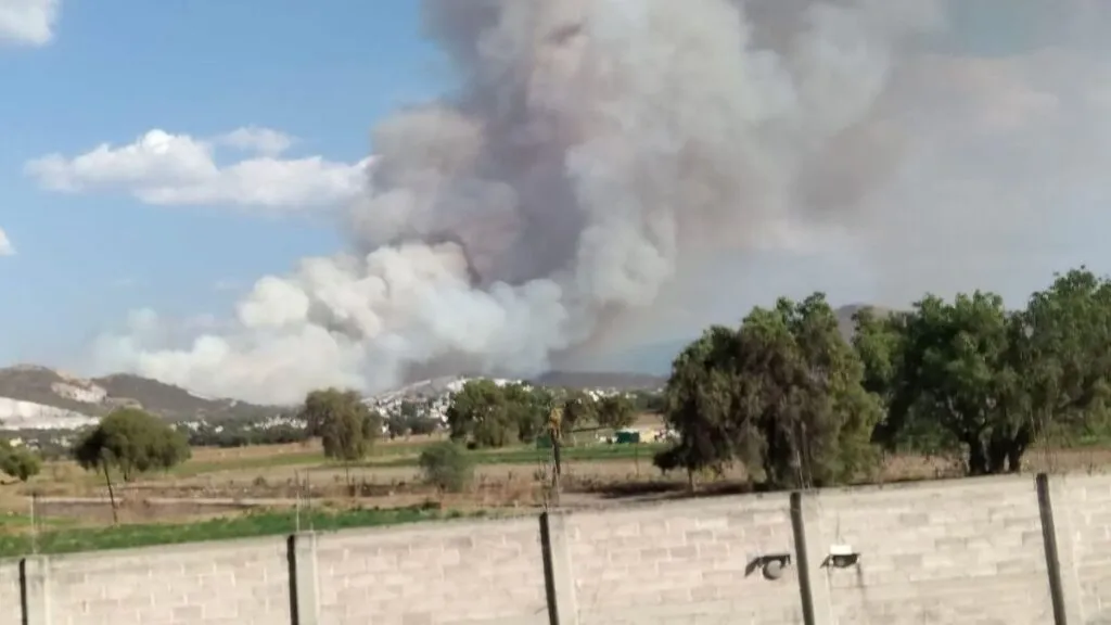 Incendio en la Sierra de Patlachique genera alerta entre pobladores de Acolman