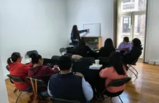 Los participantes desarrollarán herramientas básicas de actuación, creación de personajes y construcción colectiva de escenas.