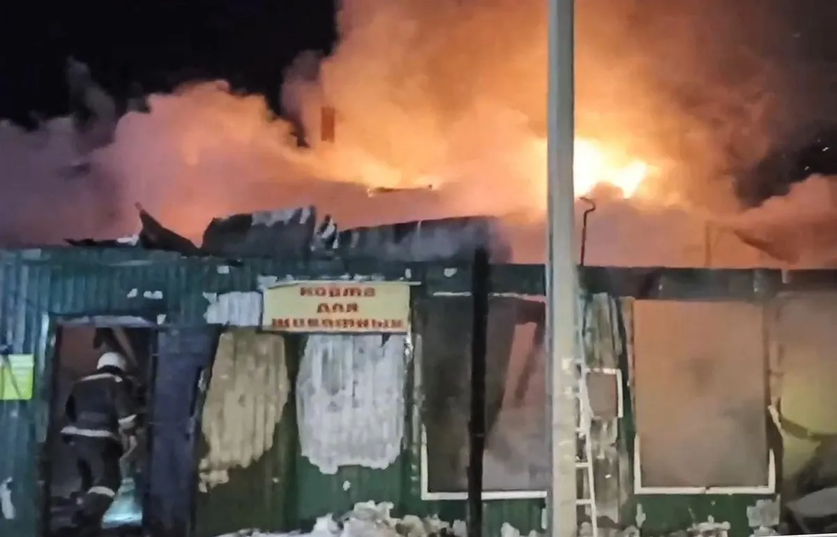 Incendio en albergue ilegal en Rusia deja 22 muertos
