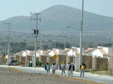 Para empezar, tienes que tener en el radar los diferentes créditos que hay para obtener una casa, los cuales son: Infonavit, Fovissste, ISSSFAM y bancarios. Foto: LA Jornada