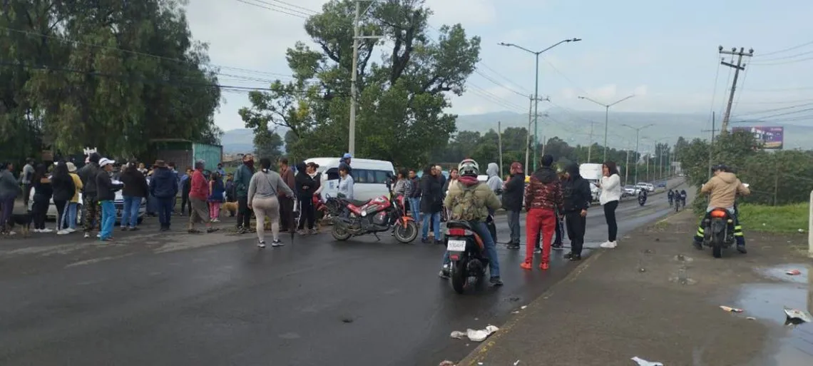 Vecinos de Chalco temen desbordamiento  de Río Amecameca, realizan bloqueo