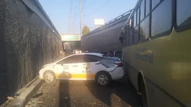 Se recomienda reducir la velocidad, evitar frenados bruscos y considerar rutas alternas.
