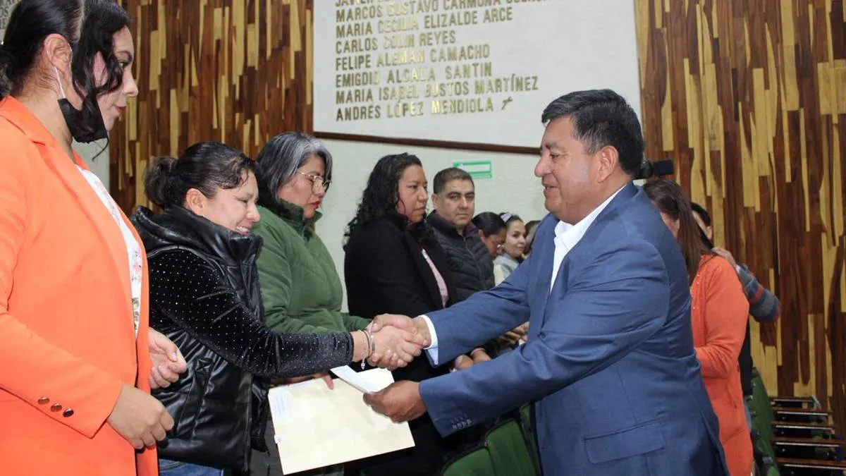 SMSEM entrega préstamos de vivienda a docentes