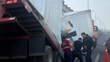 Remolque de tráiler se parte en dos y colapsa la circulación en Tecámac