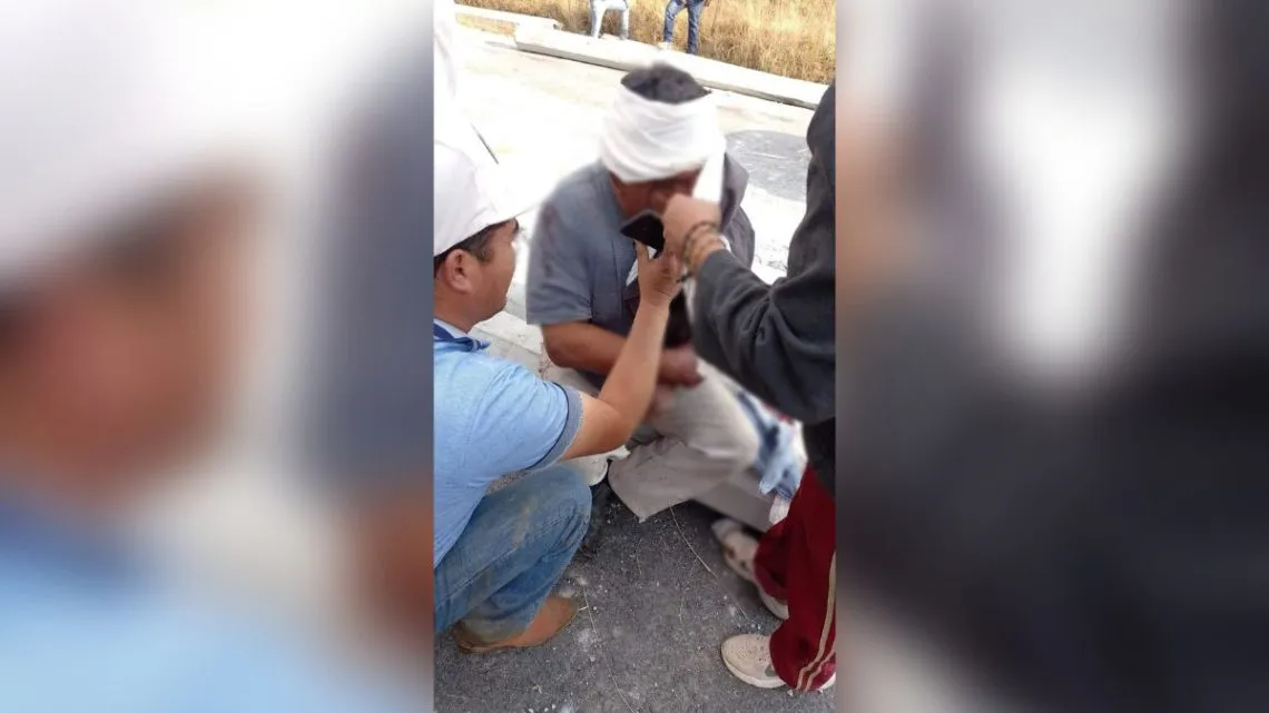 Trailer que transportaba postes de concreto vuelca en la Toluca-Naucalpan