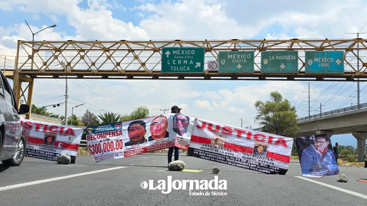Manifestantes realizan bloqueo en la México-Toluca