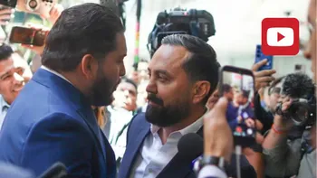 Diputados de Morena y PRI intercambian empujones e insultos durante la sesión de la Comisión Permanente en el Senado.