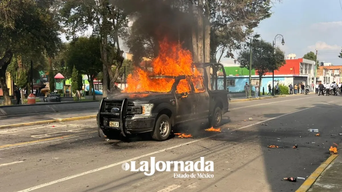 Incendian patrulla tras marcha del 2 de octubre en Toluca