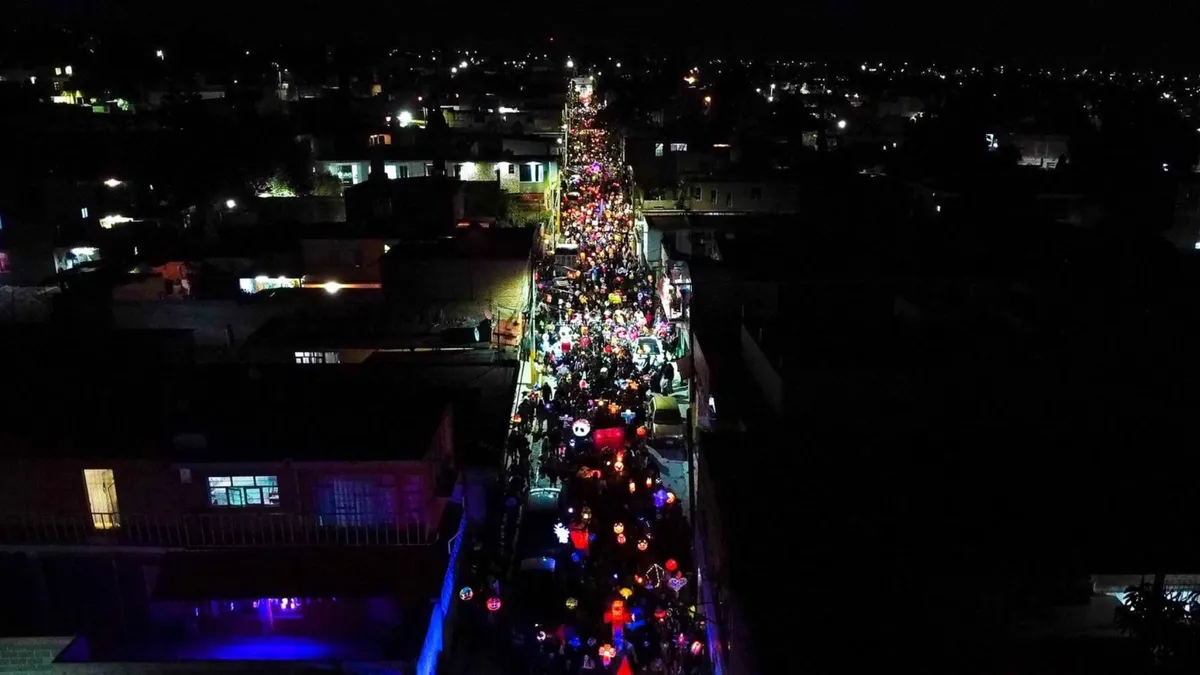 Tultepec: Realizan procesión de “Los Farolitos”
