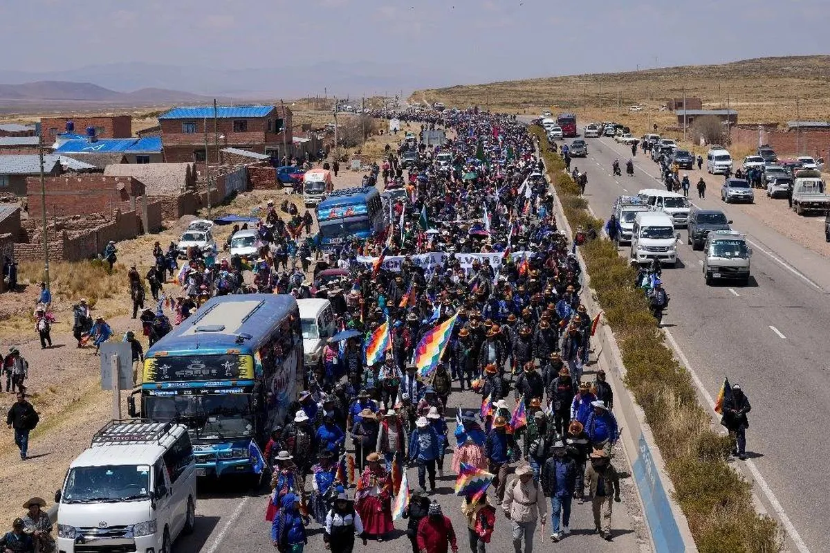 Bolivia: 13 heridos en primer día de marcha contra el presidente Luis Arce
