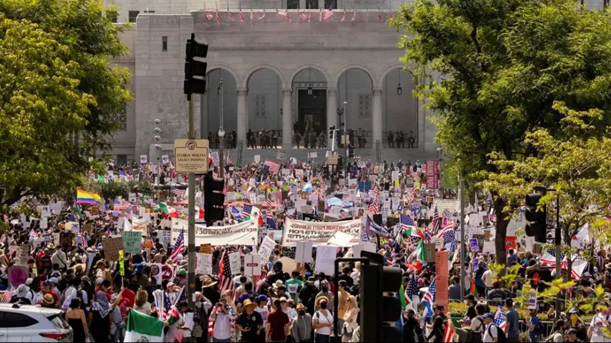 Desfile monárquico y protestas, imagen de EU hoy